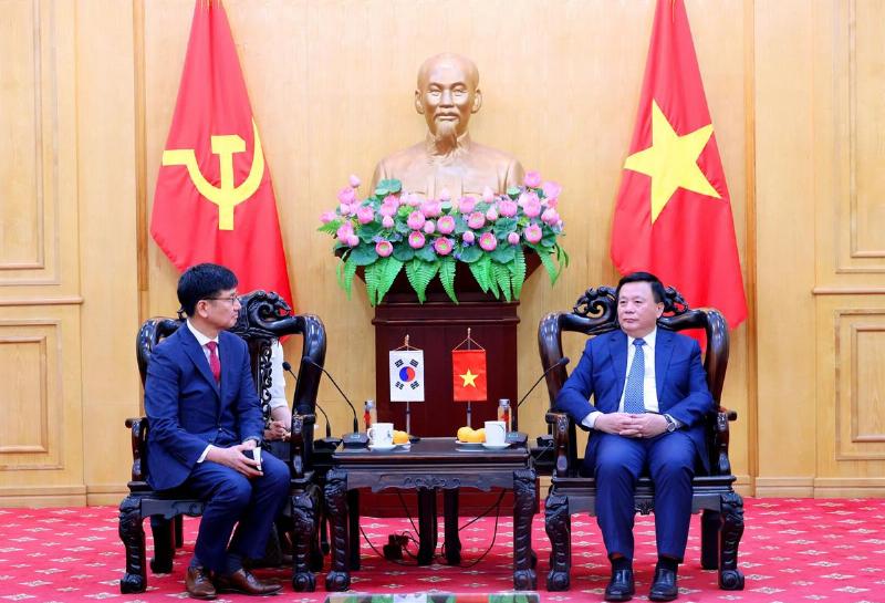 Viên chức hoặc học giả nghiên cứu tài liệu về tư tưởng Hồ Chí Minh, biểu trưng cho việc tìm hiểu và áp dụng kiến thức