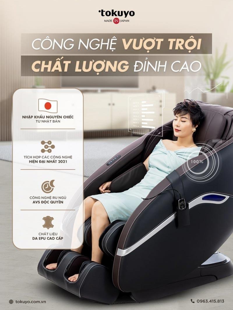 Một người trẻ Việt Nam đang ngồi trên ghế sofa, sử dụng máy tính xách tay để soạn CV, xung quanh là giấy tờ và cốc cà phê, tập trung vào việc viết lách.