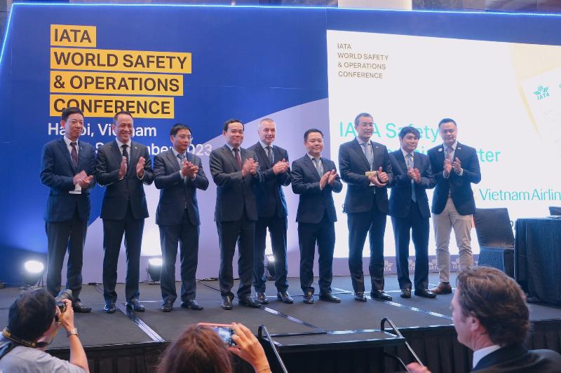 Biểu tượng IATA và hình ảnh liên quan đến an toàn hàng không, thể hiện vai trò của tổ chức trong việc đảm bảo an toàn bay
