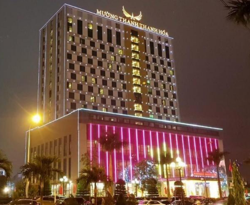 Hình ảnh nhân viên khách sạn thực hành theo quy trình an ninh, minh họa cách áp dụng tài liệu vào hoạt động hàng ngày, tài liệu an ninh khách sạn