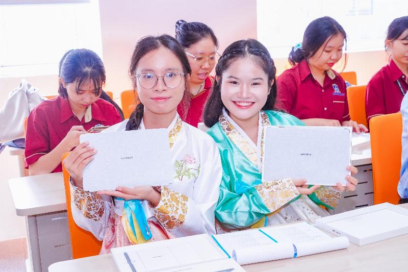 Các bí quyết học tốt chuyên ngành tiếng Anh: Xây nền tảng, đắm mình trong ngôn ngữ, tập trung chuyên ngành, thực hành thường xuyên, tìm bạn đồng hành
