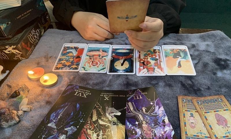 Các phương pháp gieo quẻ phổ biến như đồng xu, que gỗ, và bài Tarot