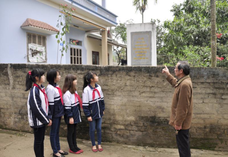 Hình ảnh công nhân Việt Nam làm việc vất vả trong hầm mỏ than dưới thời Pháp thuộc.