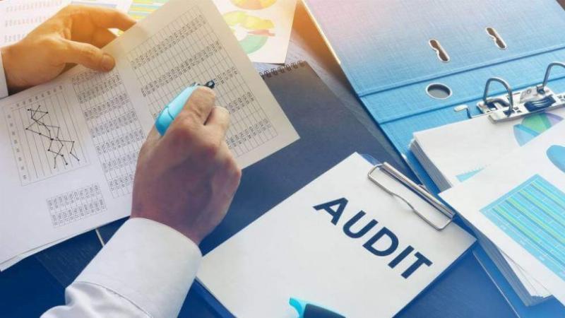 Ma trận được sử dụng trong kinh tế học để mô hình hóa các hệ thống phức tạp như mối quan hệ giữa các ngành hoặc quản lý rủi ro danh mục đầu tư.