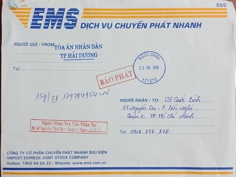 Hình ảnh minh họa một mẫu phong bì thư hoặc nhãn vận chuyển có các vị trí rõ ràng để ghi thông tin người gửi, người nhận, địa chỉ và mã bưu chính. Đánh dấu vị trí cần ghi mã bưu chính.