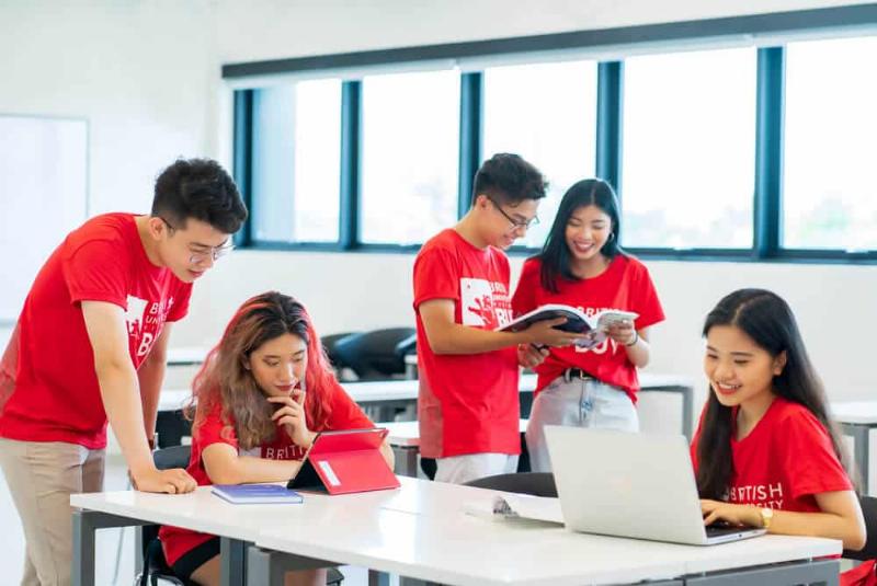 Những khó khăn khi học chuyên ngành tiếng Anh và cách giải quyết: Khối lượng kiến thức, yêu cầu đầu vào, cạnh tranh, cập nhật kiến thức, phát âm