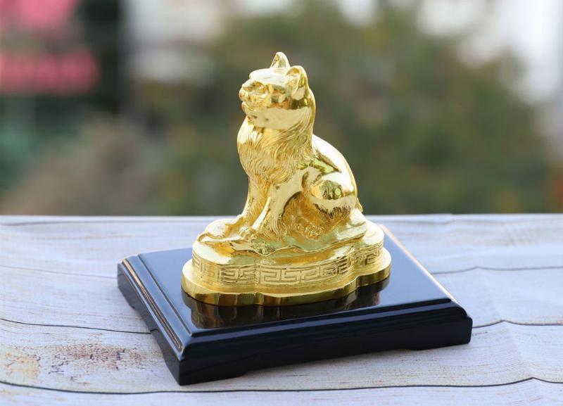 Hình ảnh minh họa vật phẩm phong thủy màu xanh lá cây hoặc xanh dương, mang lại may mắn cho người tuổi Tân Mão