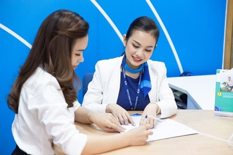 Hình ảnh trình bày một ví dụ bài tập kế toán vay dài hạn, bao gồm đề bài, phân tích và các định khoản liên quan đến vay và trả lãi/gốc